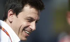 Thumbnail for article: De grijns van Toto Wolff is groot in Spanje: "Er zit zoveel snelheid in de auto!"