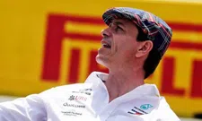 Thumbnail for article: Toto Wolff: 'Ik heb liever Lewis Hamilton dan een saaie sok'