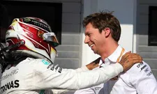 Thumbnail for article: "Pitstop Mercedes bracht Red Bull in een lose-lose situatie"