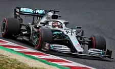 Thumbnail for article: Hamilton doet meditatie-oefeningen vlak voor de start van een race