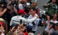 Thumbnail for article: Hamilton zet vraagtekens bij eventueel vertrek Toto Wolff