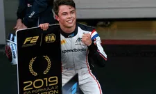 Thumbnail for article: De Vries picks out F1-driver: "He's the fastest driver I've raced against"