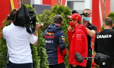 Thumbnail for article: Horner plaagt Vettel in paddock: "Heeft Ferrari nu al je naam van je jas gehaald?"