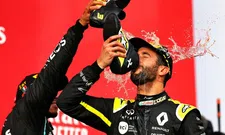 Thumbnail for article: Daar is ie weer hoor: Ricciardo en Hamilton doen de 'Shoey' op het podium!