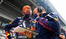 Thumbnail for article: Alonso geniet van Verstappen: 'Hij rijdt zeer spectaculair'