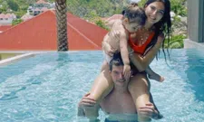 Thumbnail for article: Vakantie ten einde: Verstappen neemt Kelly en Penelope op de schouders