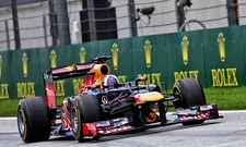 Thumbnail for article: Coulthard laisse les fans apprécier le moteur V8 rugissant de la RB8.