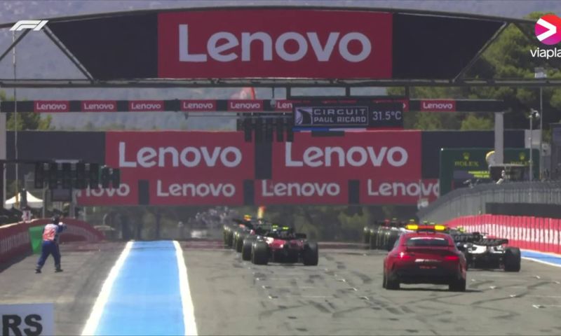 Départ du GP de France : Leclerc parvient à garder Verstappen derrière lui pour le moment.