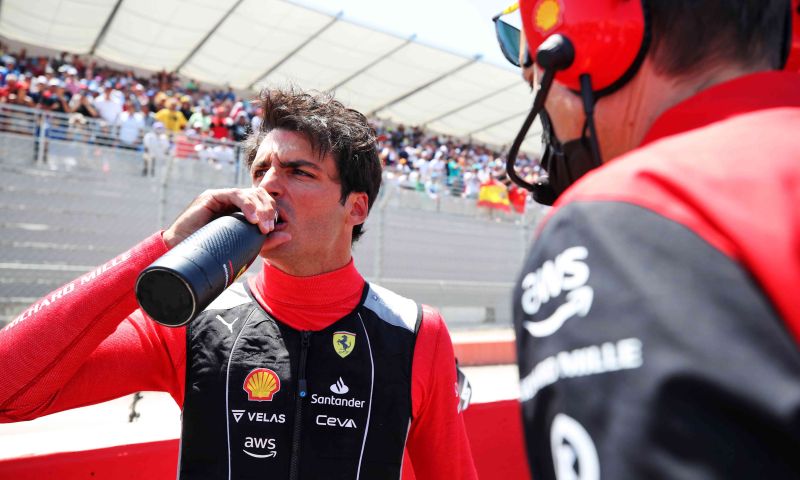 Sainz prend la défense de Leclerc : "Nous faisons tous des erreurs".