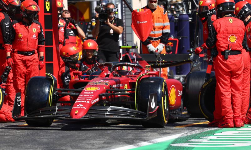 Beide Ferrari-Fahrer sind schuld: Sainz fuhr beim Anhalten über eine rote Ampel