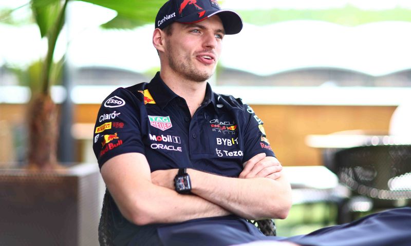 Verstappen se demande si De Vries est prêt à faire ses débuts en F1 en 2023.