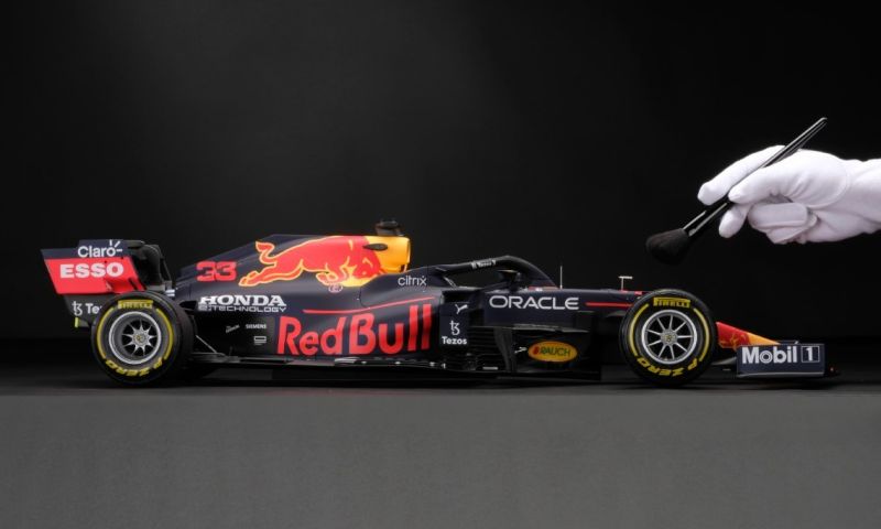 Un modèle à l'échelle 1:8 ( !) de la RB16B de Verstappen en vente à ce prix !