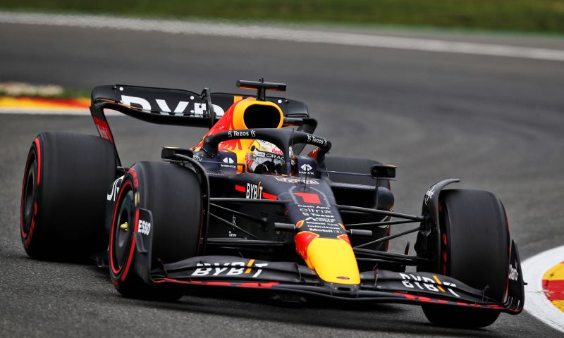 Max Verstappen termine en tête de la FP2 devant Charles Leclerc.