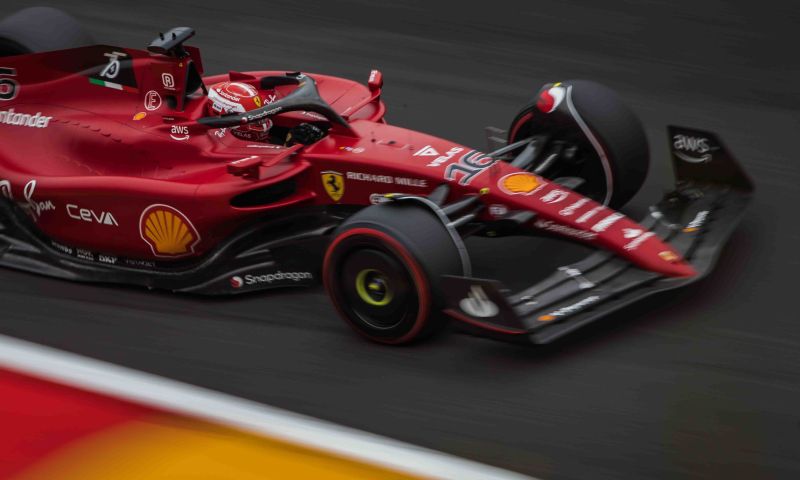 Ferrari trouve une faille, Leclerc part devant Verstappen.