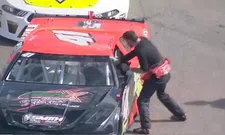 Thumbnail for article: Scènes bizarres aux États-Unis : Un pilote de NASCAR fait le "Mike Tyson".