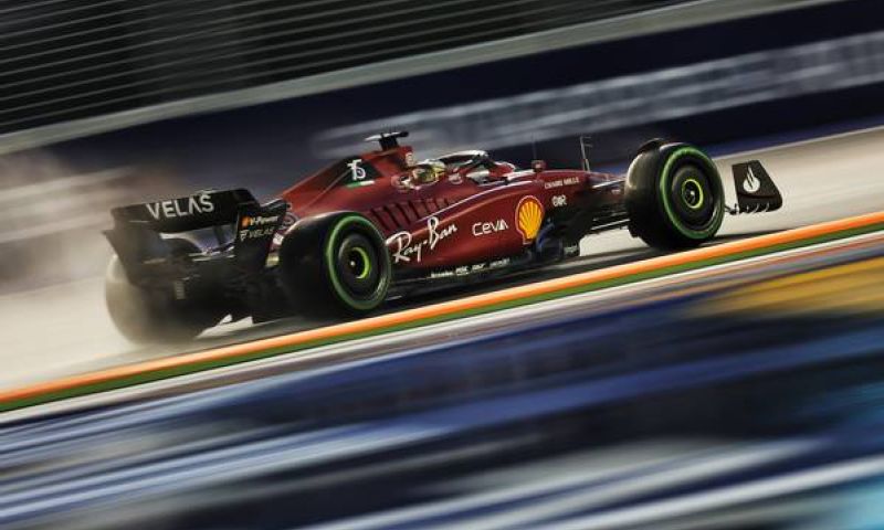 Verstappen abandonne deux tours en Q3 alors que Leclerc décroche la pole à Singapour.