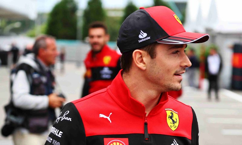 Leclerc et Red Bull adoptent la même stratégie vendredi, en économisant les pneus.