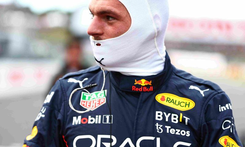 Verstappen autorisé à conserver la pole ; réprimande pour le pilote Red Bull.