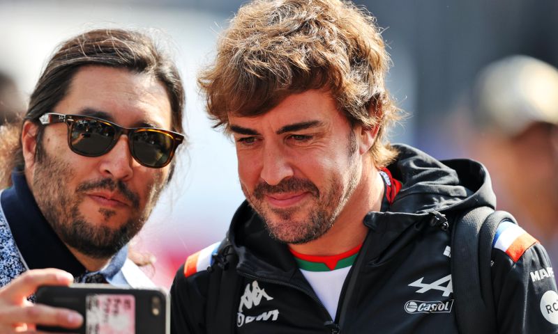 Alonso répond à ses commentaires sur Hamilton : "Tous les titres sont incroyables".