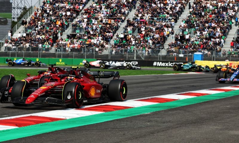 Sainz vê Ferrari trabalhando duro: "Usando estas últimas corridas".