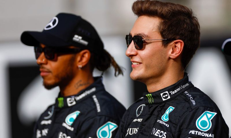 Hamilton alza il livello a metà stagione 2022 svegliando Russell