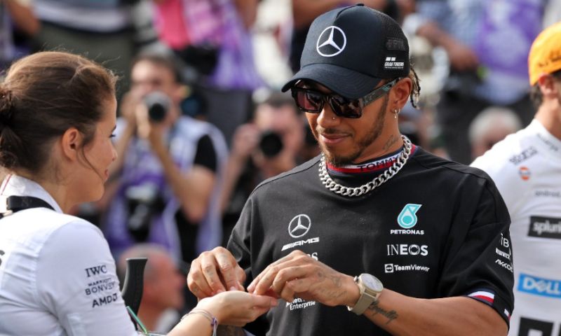 Hamilton si gode la permanenza della Mercedes in Formula 1