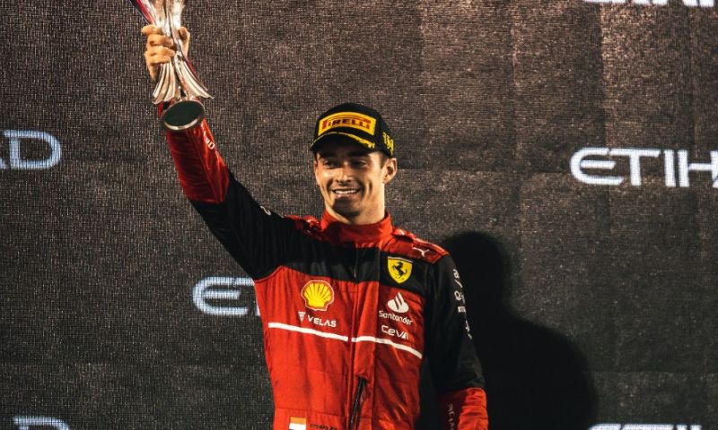 Le pilote Ferrari Leclerc admire la performance de Verstappen