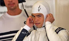Thumbnail for article: De Vries needs to step up: 'Must be fitter and stronger than Verstappen'