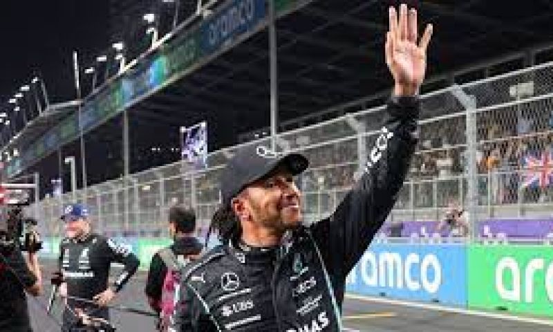 Hamilton responde a los aficionados en un vídeo de Mercedes