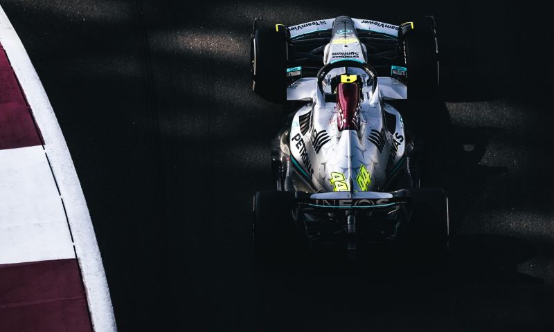 Hamilton e Russell visitam fábrica da Mercedes