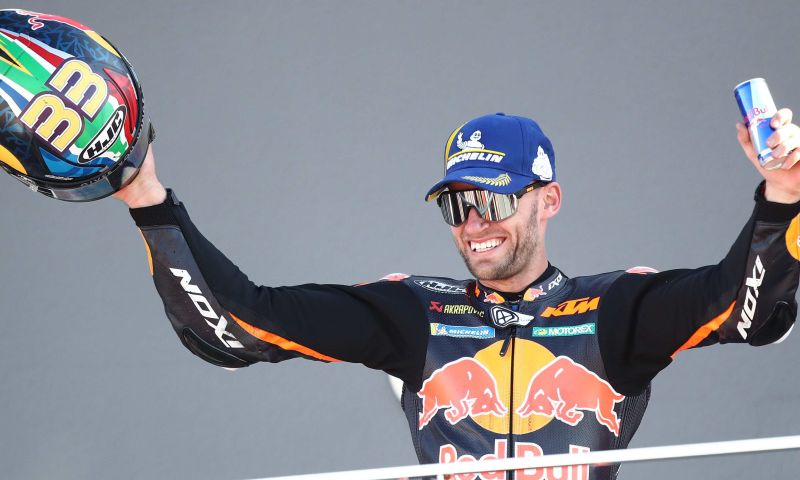 Binder, vainqueur du MotoGP, aimerait échanger avec Verstappen pour une journée.