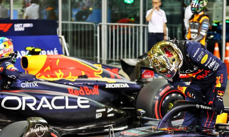 Winactie Red Bull model staan naast Verstappen en Perez