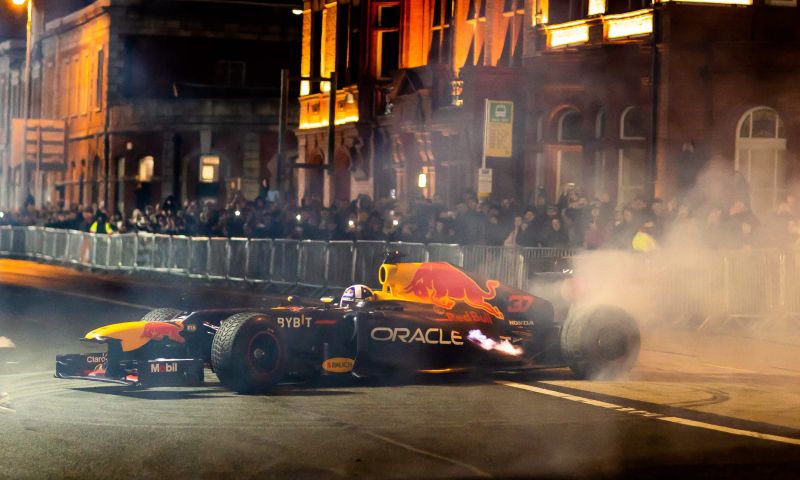 Coulthard faz exibicao em Dublin com carro da Red Bull