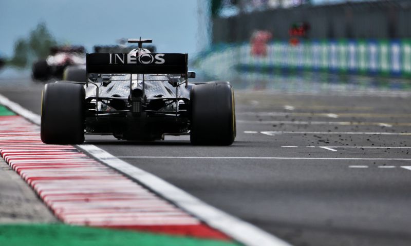 Hamilton mette all'asta parte dell'ala posteriore Mercedes