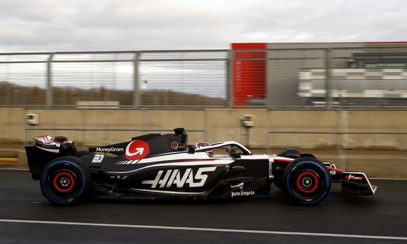 Premiers tours de piste de la Haas VF-23 à Silverstone