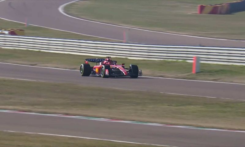 Leclerc fährt SF23 nach dem Start von Ferrari