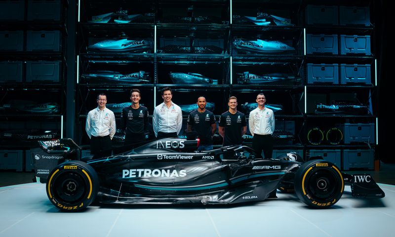 Curiosidade Toto Wolff pega sapatos de Hamilton emprestados