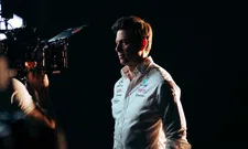 Thumbnail for article: Wolff verklaart drijfveer voor zwarte Mercedes W14: 'Er moest gewicht af'