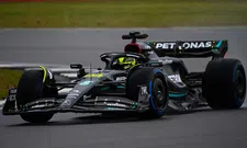 Thumbnail for article: Hamilton et Russell conduisent une Mercedes W14 à Silverstone