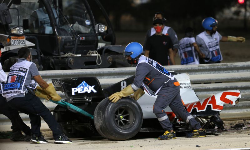 Carro do acidente de Grosjean em exposição