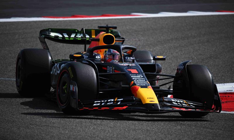 Verstappen tem vazamento de óleo em seu RB19