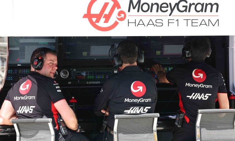 Haas réduit les places au stand