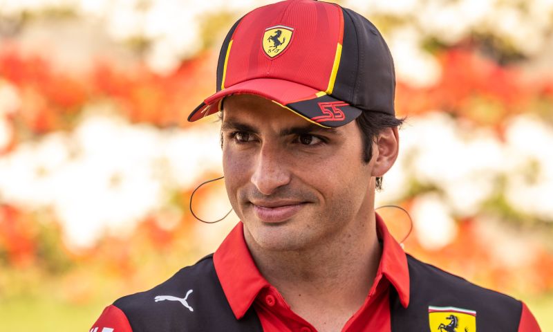 sainz je kunt denken dat alonso vooraan meedoet