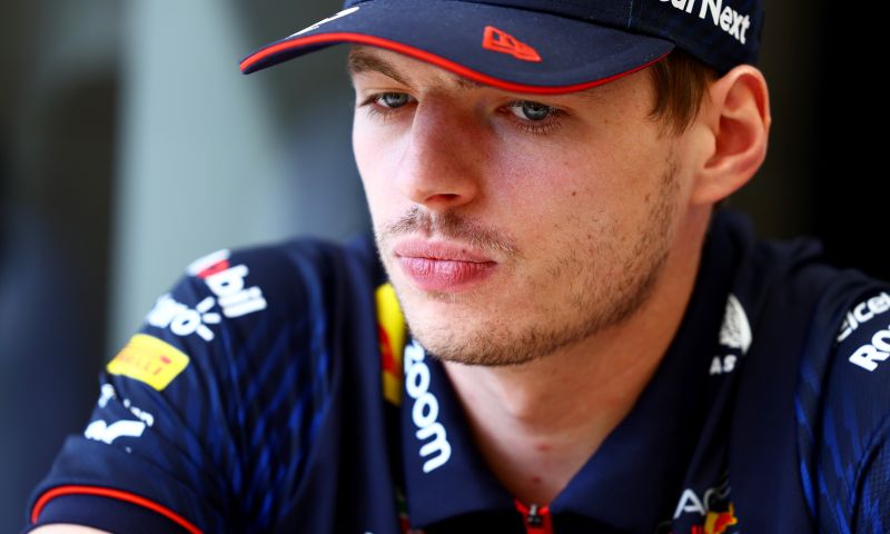 Verstappen da un consejo a De Vries antes del GP de Bahréin 2023