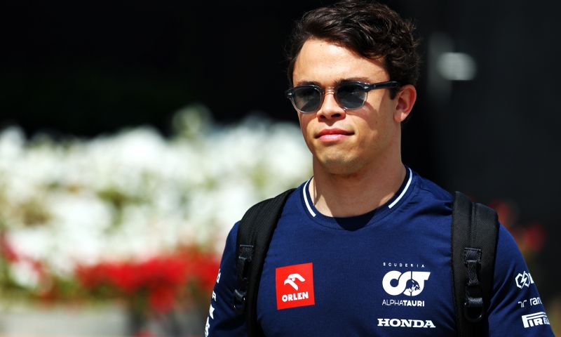 De Vries learns from Verstappen