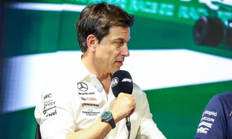 Wolff over red bull sticker op mercedes