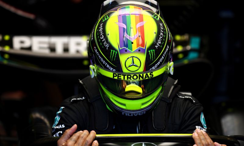 hamilton wil bij mercedes blijven