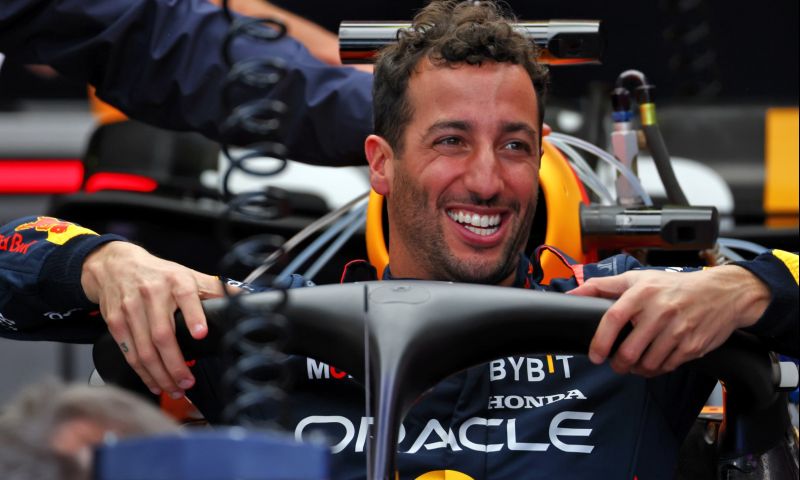 F1 impersonator makes fun of Max Verstappen and Daniel Ricciardo