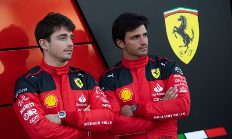 Sainz wants Ferrari to keep going for the title