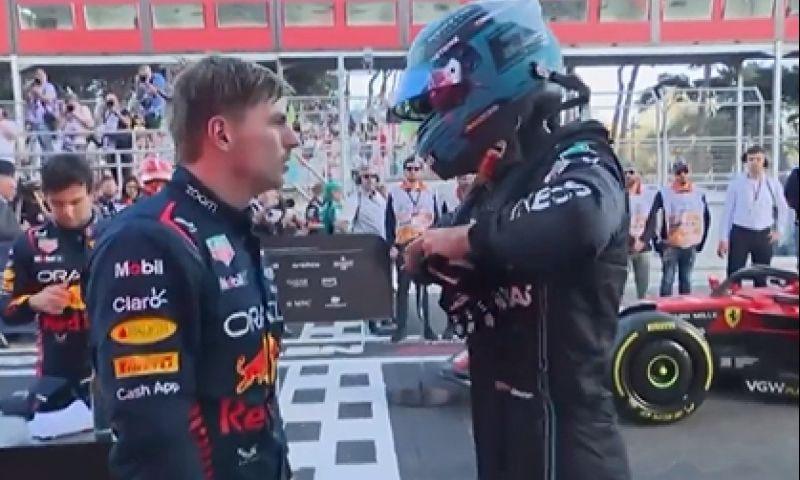 verstappen parla con russell dopo la gara sprint di baku